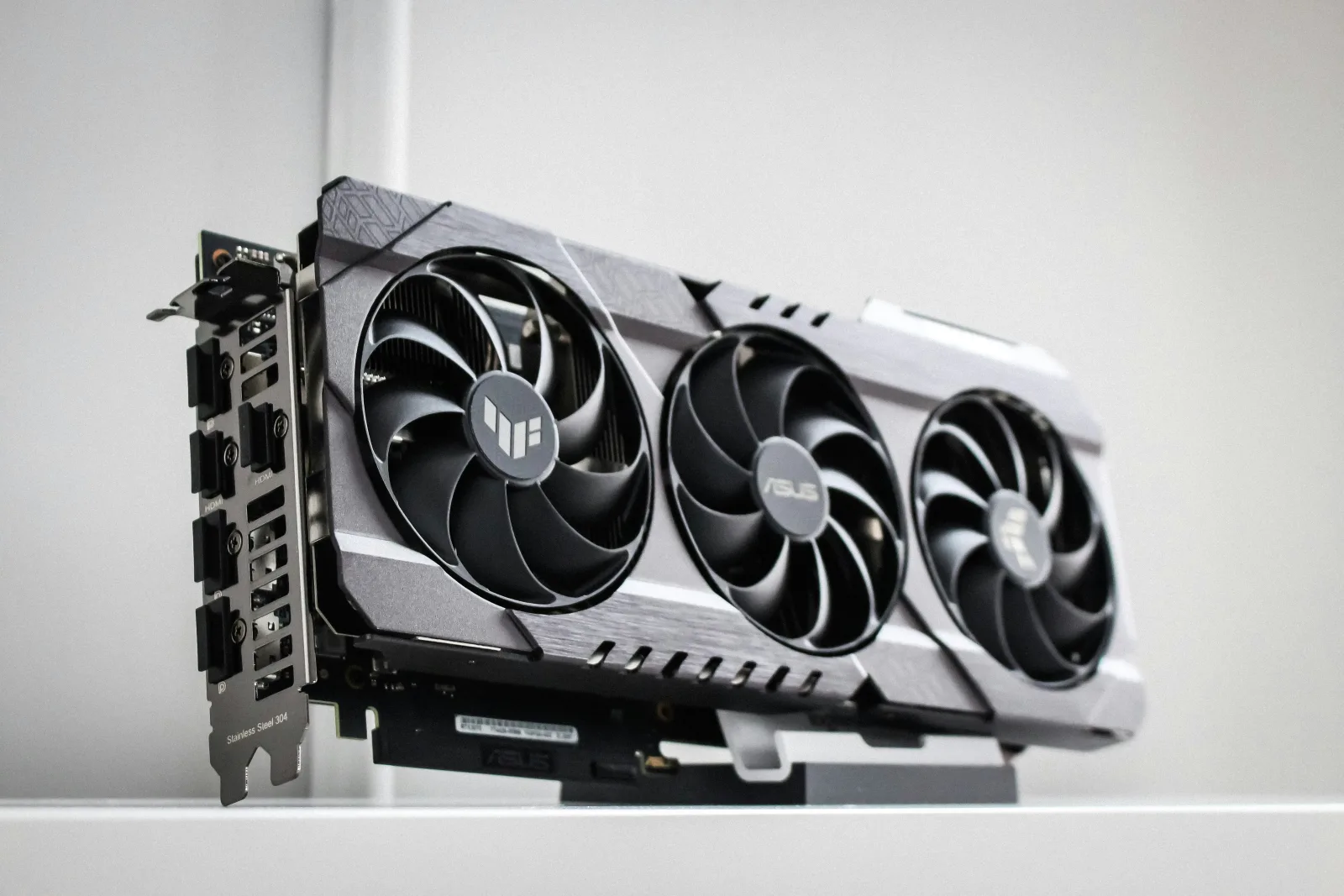 Eine Schwarze Nvidia RTX 5090 in weißem licht.
