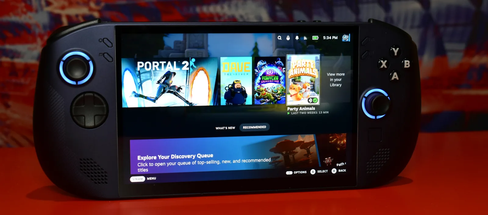 Ein Handheld-PC zum Spielen zeigt auf seinem Display eine Spielebibliothek.