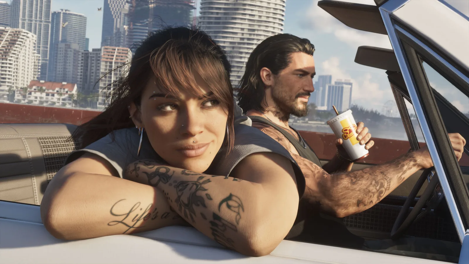 Screenshot aus GTA 6: Lucia lehnt sich im Cabrio auf die Tür, Jason sitzt mit einem Getränkebecher am Steuer, dahinter die Hochhäuser von Vice City.