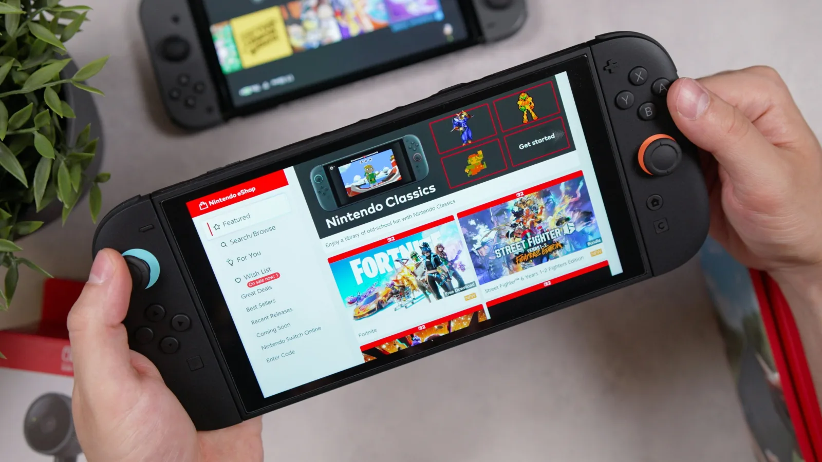 Jemand hält eine Nintendo Switch 2 in der Hand.