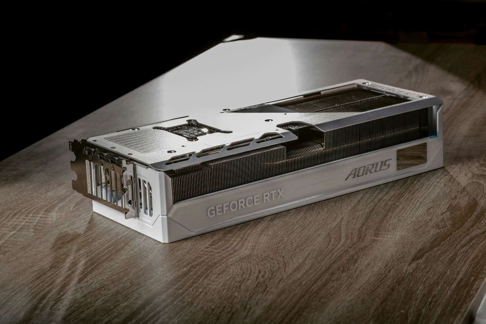 Eine Grafikkarte liegt auf einem Tisch. Aufdruck GEFORCE RTX von AORUS.