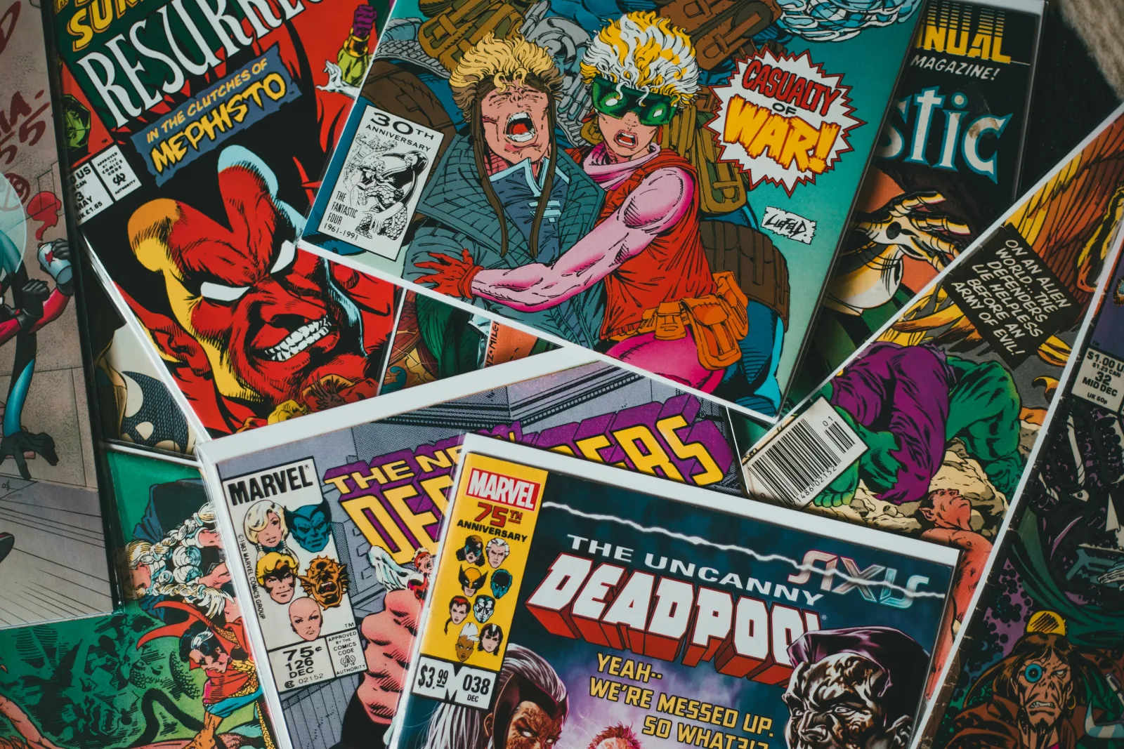 Eine Sammlung alter Marvel-Comics liegt überlappend auf einer flachen Oberfläche.