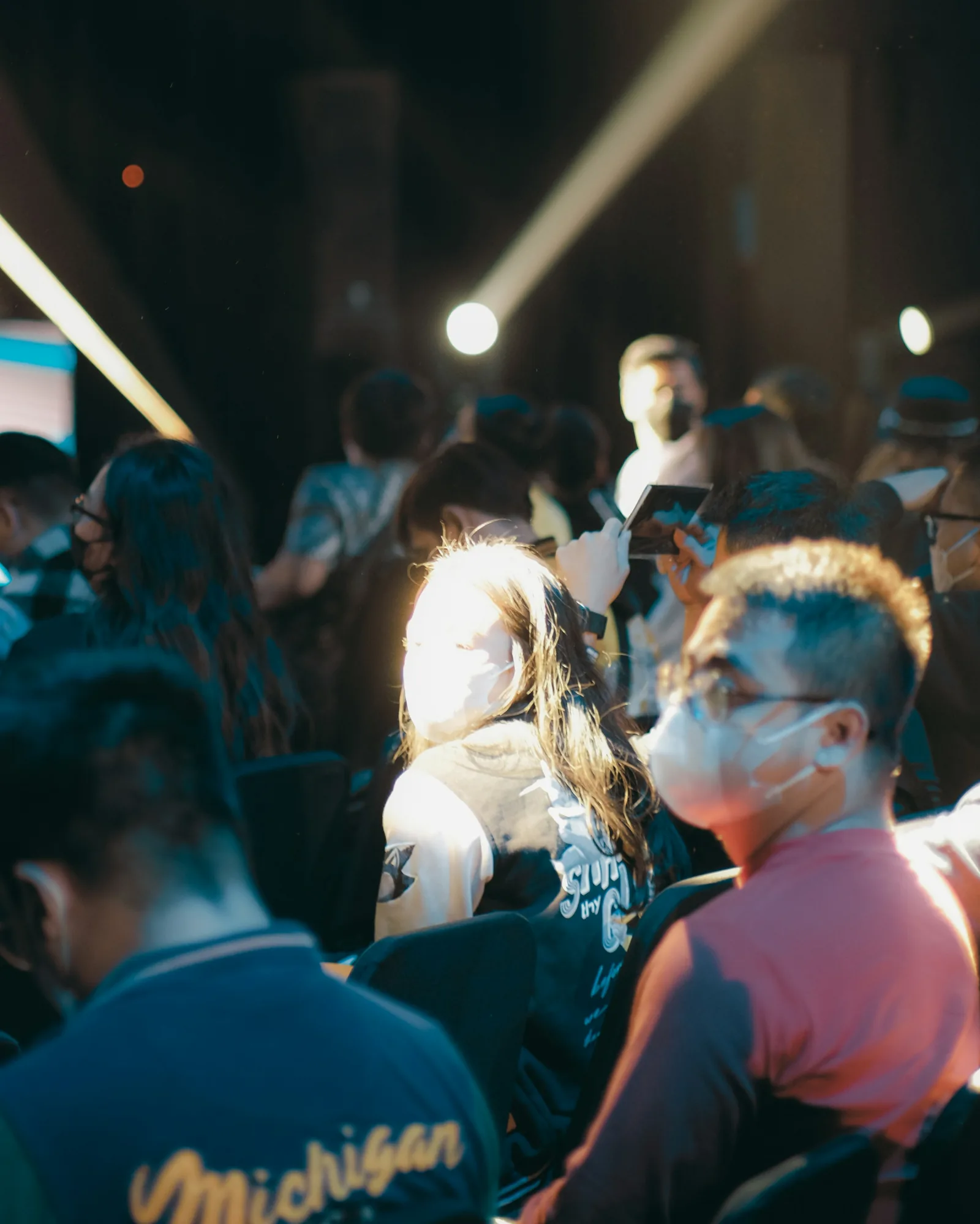 Zuschauer vor einer hell beleuchteten Esports-Bühne.